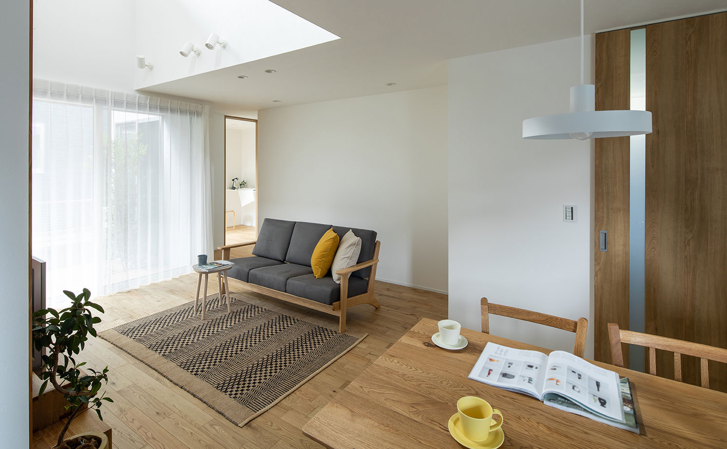 シンプルハウス 【1000万円台/延床面積30坪台/家事ラクの間取り】おしゃれな階段のあるシンプルな三角屋根の外観の家の建築実例画像8