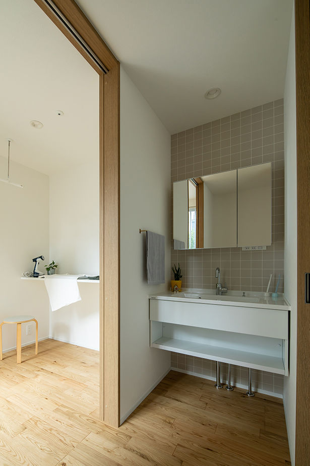 シンプルハウス 【1000万円台/延床面積30坪台/家事ラクの間取り】おしゃれな階段のあるシンプルな三角屋根の外観の家の建築実例画像9