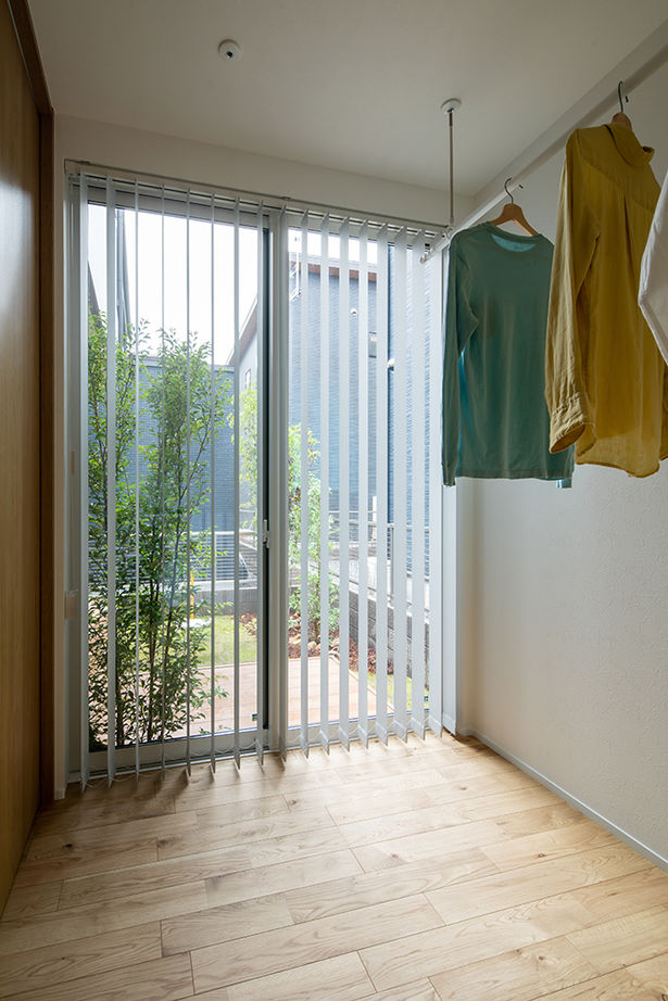 シンプルハウス 【1000万円台/延床面積30坪台/家事ラクの間取り】おしゃれな階段のあるシンプルな三角屋根の外観の家の建築実例画像10