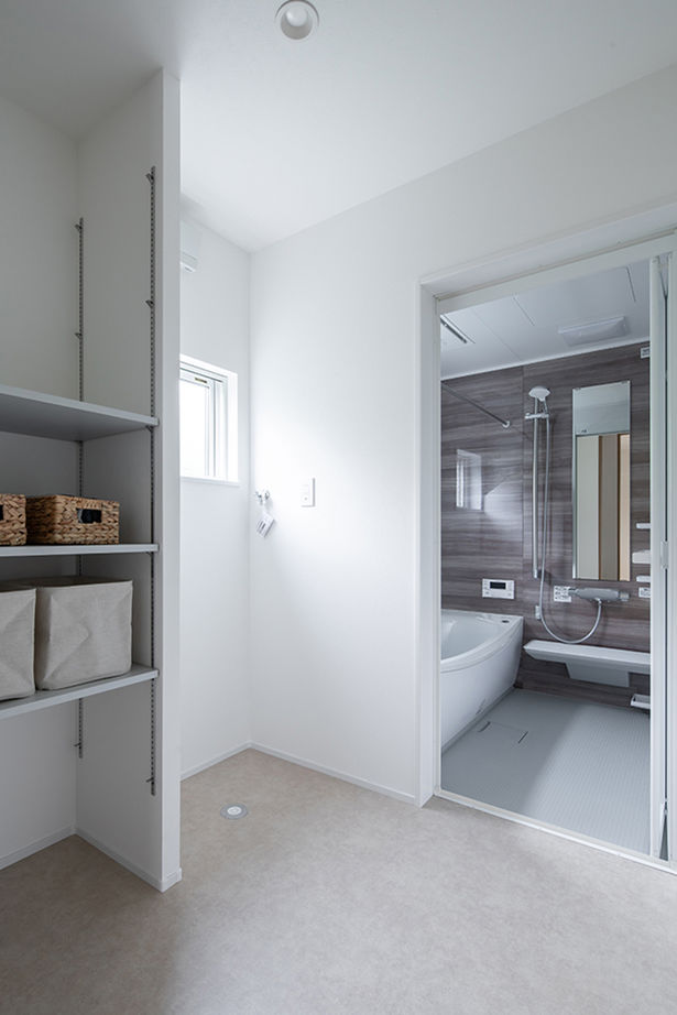 シンプルハウス 【1000万円台/延床面積30坪台/家事ラクの間取り】おしゃれな階段のあるシンプルな三角屋根の外観の家の建築実例画像11