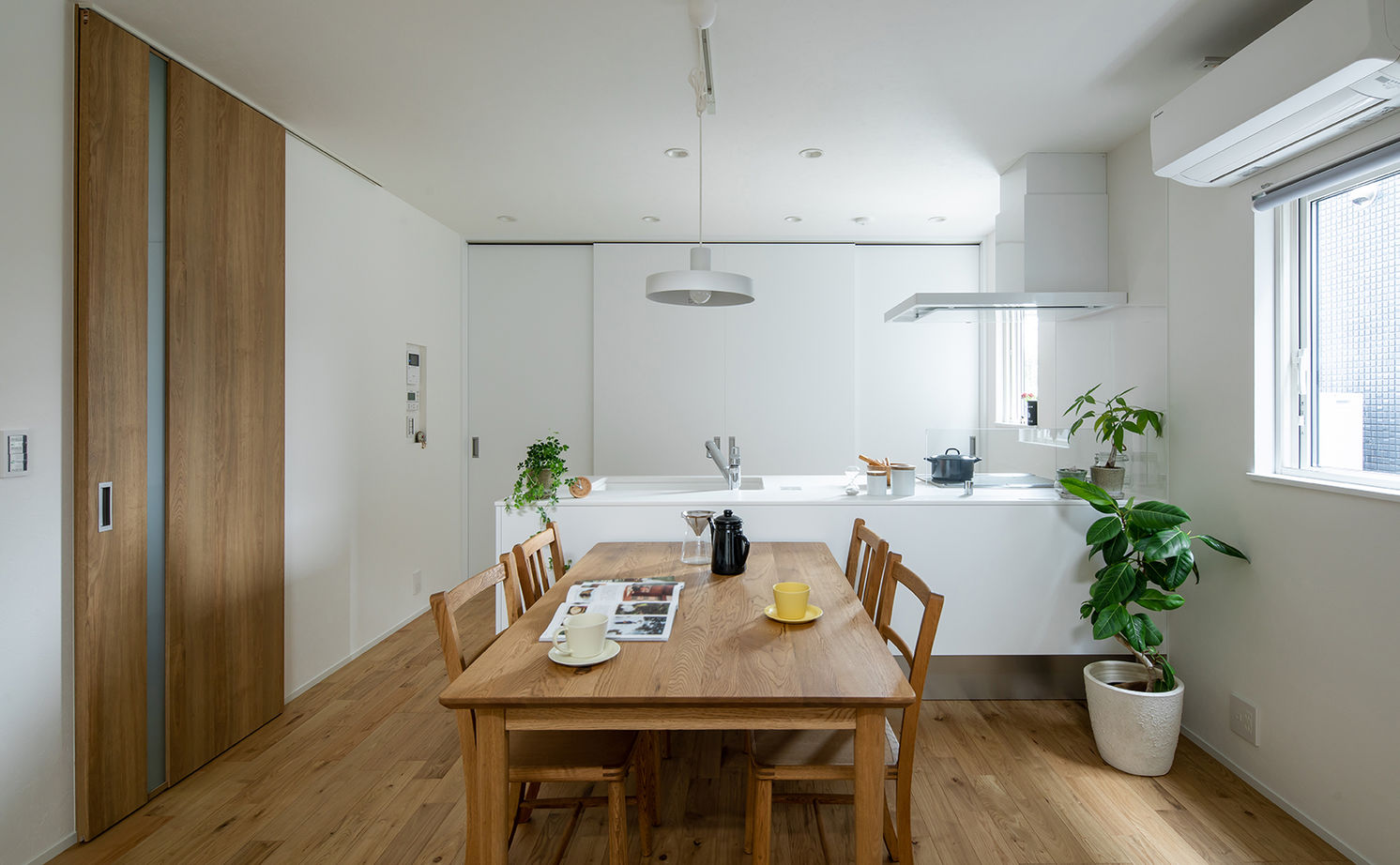 シンプルハウス 【1000万円台/延床面積30坪台/家事ラクの間取り】おしゃれな階段のあるシンプルな三角屋根の外観の家の建築実例画像12