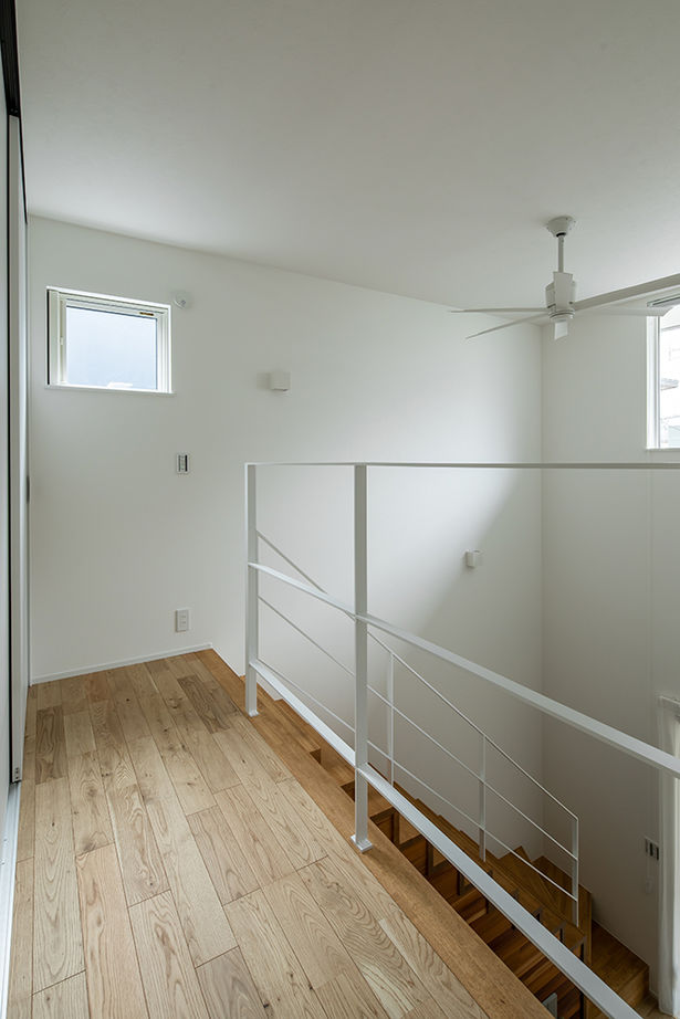 シンプルハウス 【1000万円台/延床面積30坪台/家事ラクの間取り】おしゃれな階段のあるシンプルな三角屋根の外観の家の建築実例画像15