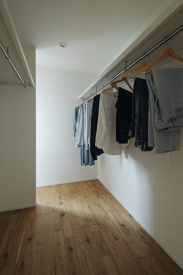 シンプルハウス 【1000万円台/延床面積30坪台/家事ラクの間取り】おしゃれな階段のあるシンプルな三角屋根の外観の家の建築実例画像17