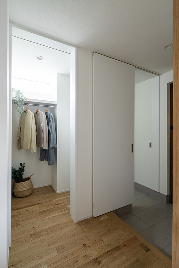 シンプルハウス 【1000万円台/延床面積30坪台/家事ラクの間取り】おしゃれな階段のあるシンプルな三角屋根の外観の家の建築実例画像19