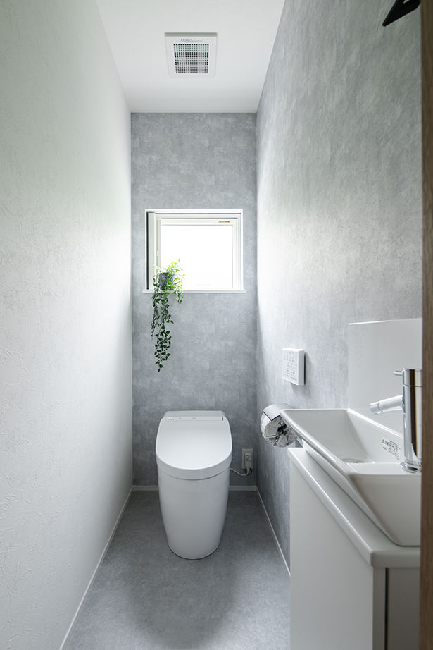 シンプルハウス 【1000万円台/延床面積30坪台/家事ラクの間取り】おしゃれな階段のあるシンプルな三角屋根の外観の家の建築実例画像20