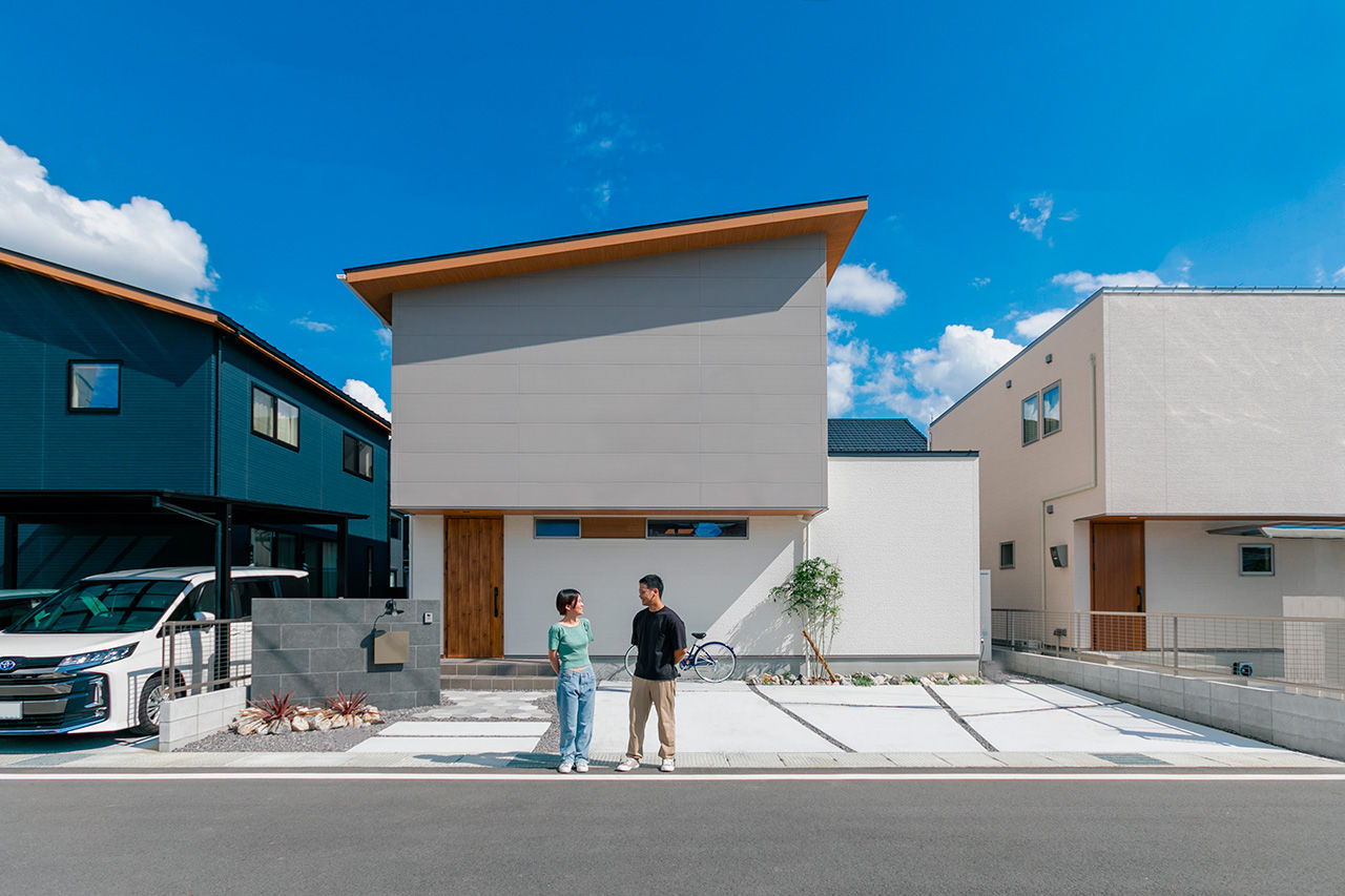 シンプルハウス 【2000万円台/延床30坪以下/間取り図有】柔らかなツートーンの配色でまとめた、片流れ屋根のシンプルな家の建築実例画像