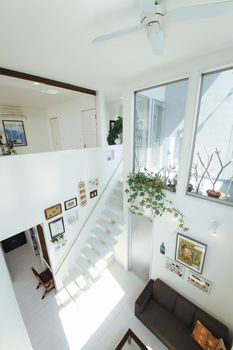 一級建築士事務所　ホームスタイリング 【3000万円台/間取り図有/テクノストラクチャー】吹抜けが家族をつなぐ、照明計画と植栽が美しい３世帯住宅の建築実例画像2