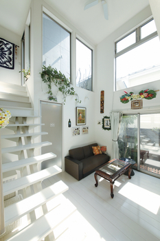 一級建築士事務所　ホームスタイリング 【3000万円台/間取り図有/テクノストラクチャー】吹抜けが家族をつなぐ、照明計画と植栽が美しい３世帯住宅の建築実例画像3