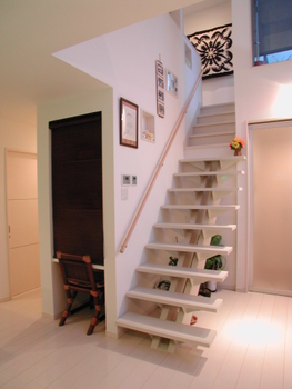 一級建築士事務所　ホームスタイリング 【3000万円台/間取り図有/テクノストラクチャー】吹抜けが家族をつなぐ、照明計画と植栽が美しい３世帯住宅の建築実例画像5