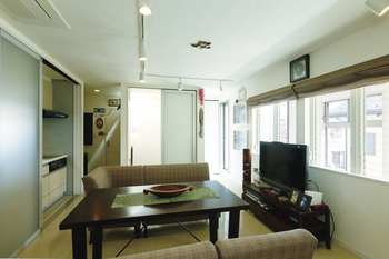 一級建築士事務所　ホームスタイリング 【3000万円台/間取り図有/テクノストラクチャー】吹抜けが家族をつなぐ、照明計画と植栽が美しい３世帯住宅の建築実例画像8