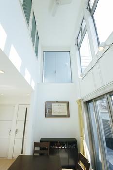 一級建築士事務所　ホームスタイリング 【3000万円台/間取り図有/テクノストラクチャー】吹抜けが家族をつなぐ、照明計画と植栽が美しい３世帯住宅の建築実例画像9