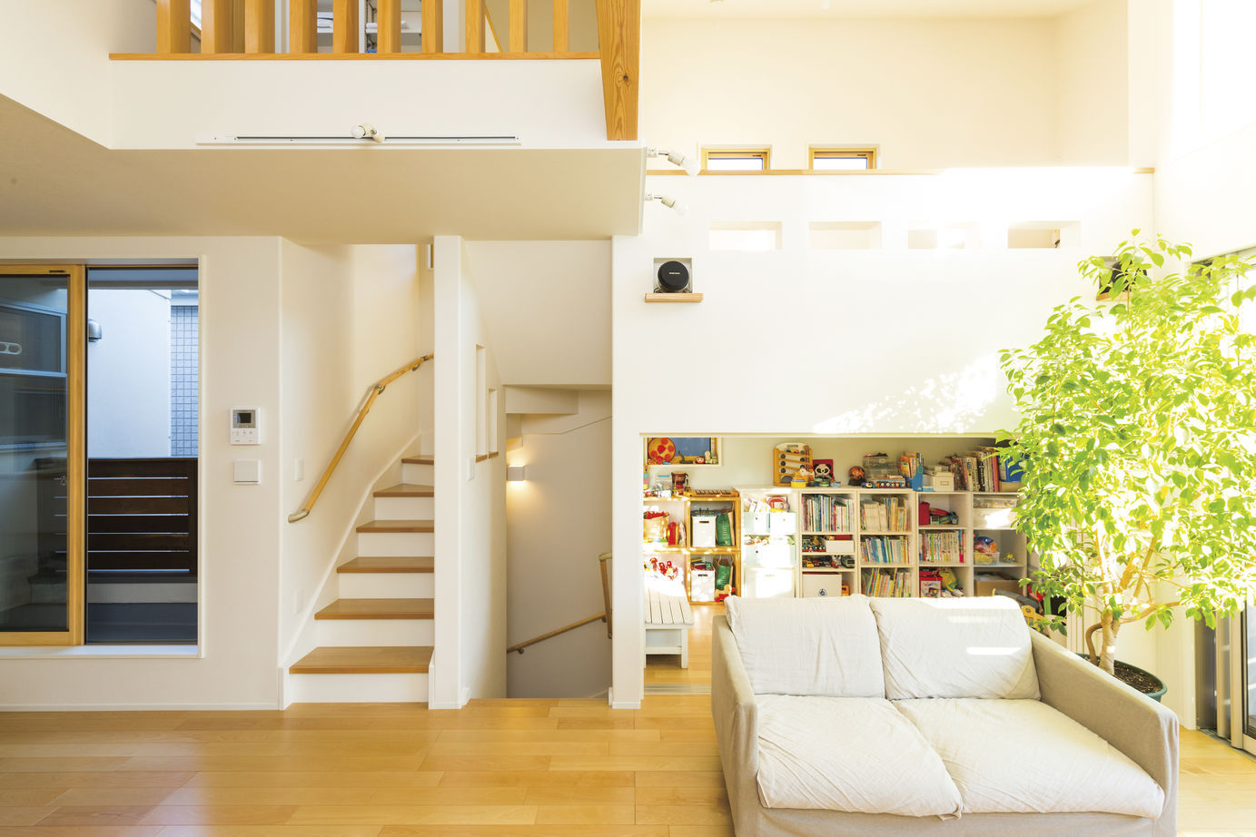 一級建築士事務所　ホームスタイリング 【2000万円台/32坪/間取り図有/スキップフロア】狭い土地でも中庭や吹抜けを実現。開放的に暮らせる住まいの建築実例画像1