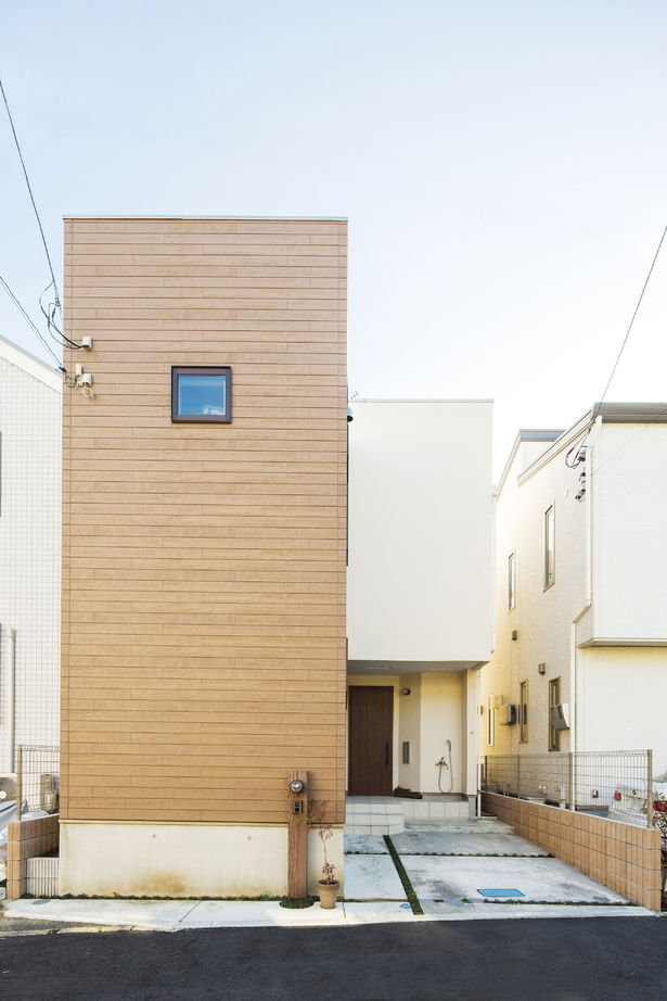 一級建築士事務所　ホームスタイリング 【2000万円台/32坪/間取り図有/スキップフロア】狭い土地でも中庭や吹抜けを実現。開放的に暮らせる住まいの建築実例画像2