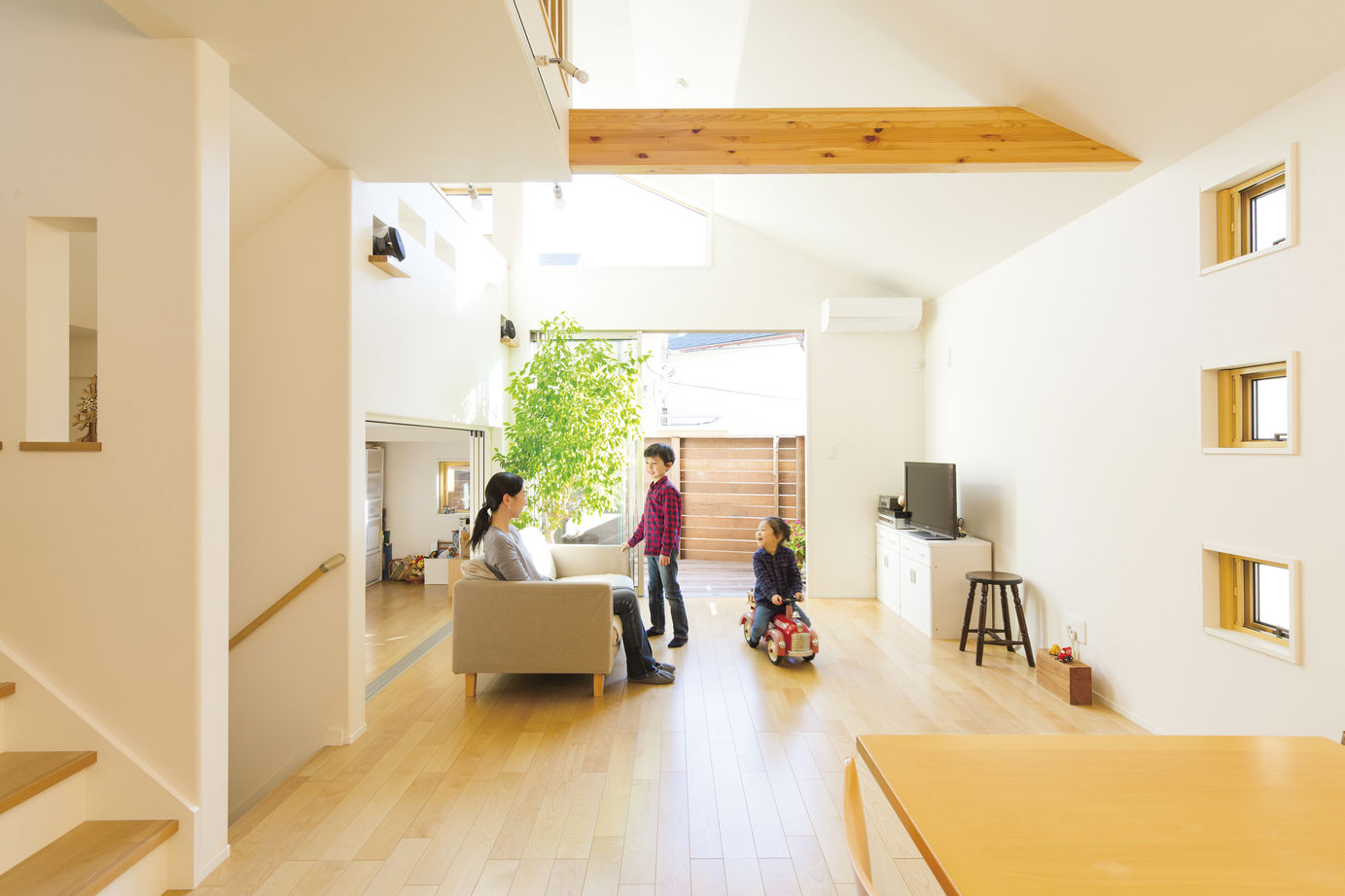 一級建築士事務所　ホームスタイリング 【2000万円台/32坪/間取り図有/スキップフロア】狭い土地でも中庭や吹抜けを実現。開放的に暮らせる住まいの建築実例画像4
