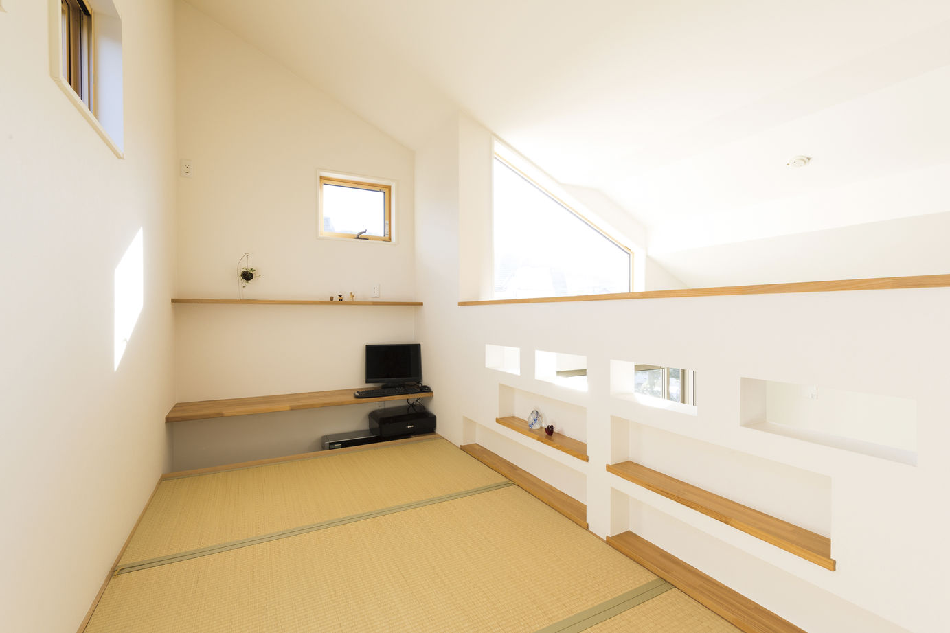 一級建築士事務所　ホームスタイリング 【2000万円台/32坪/間取り図有/スキップフロア】狭い土地でも中庭や吹抜けを実現。開放的に暮らせる住まいの建築実例画像6