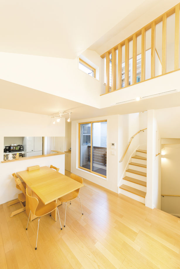 一級建築士事務所　ホームスタイリング 【2000万円台/32坪/間取り図有/スキップフロア】狭い土地でも中庭や吹抜けを実現。開放的に暮らせる住まいの建築実例画像7