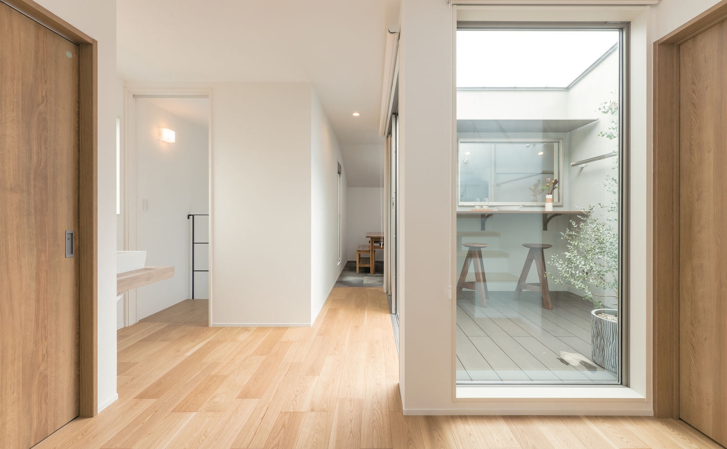 一級建築士事務所　ホームスタイリング 【2000万円台/36坪/間取り有/ロフト】2階の中庭から風と光を取り込む、こだわりのビルトインガレージハウスの建築実例画像2