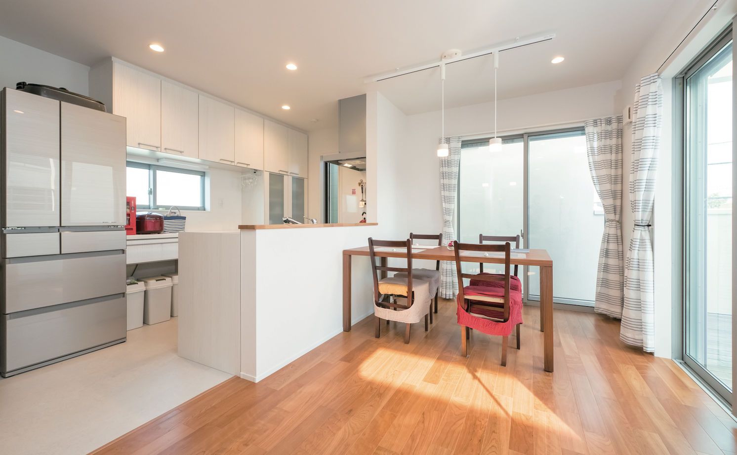 一級建築士事務所　ホームスタイリング 【4500万円/67坪/中庭】住居空間とアトリエのつながりを意識。光と風をが入りこむ、開放的な店舗併用住宅の建築実例画像3