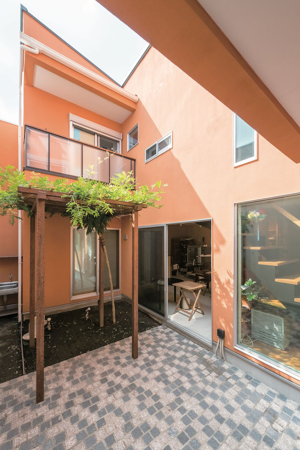 一級建築士事務所　ホームスタイリング 【4500万円/67坪/中庭】住居空間とアトリエのつながりを意識。光と風をが入りこむ、開放的な店舗併用住宅の建築実例画像7