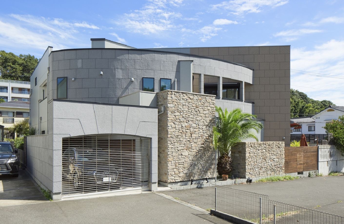 一級建築士事務所　ホームスタイリング 【71坪/間取り図有/吹き抜け/ロフト】リゾートテイストあふれるホテルライクなビルトインガレージのある家の建築実例画像3