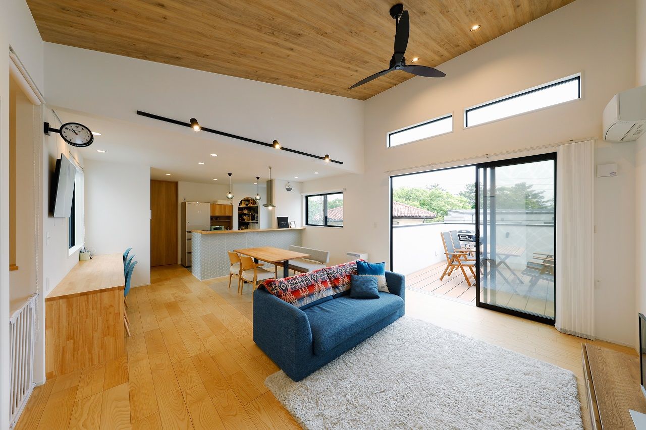 一級建築士事務所　ホームスタイリング 【36坪/湘南/2階リビング/バルコニー】勾配天井と広々としたバルコニーが叶える開放感抜群のリビングの家の建築実例画像2