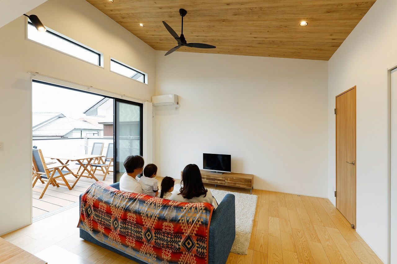 一級建築士事務所　ホームスタイリング 【36坪/湘南/2階リビング/バルコニー】勾配天井と広々としたバルコニーが叶える開放感抜群のリビングの家の建築実例画像3