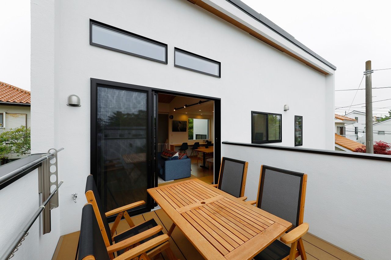 一級建築士事務所　ホームスタイリング 【36坪/湘南/2階リビング/バルコニー】勾配天井と広々としたバルコニーが叶える開放感抜群のリビングの家の建築実例画像4