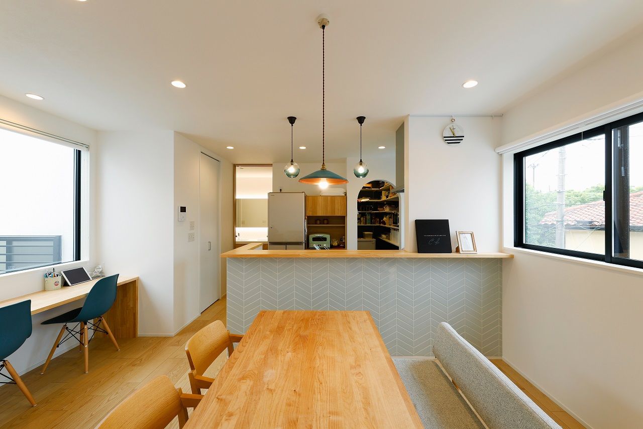 一級建築士事務所　ホームスタイリング 【36坪/湘南/2階リビング/バルコニー】勾配天井と広々としたバルコニーが叶える開放感抜群のリビングの家の建築実例画像6