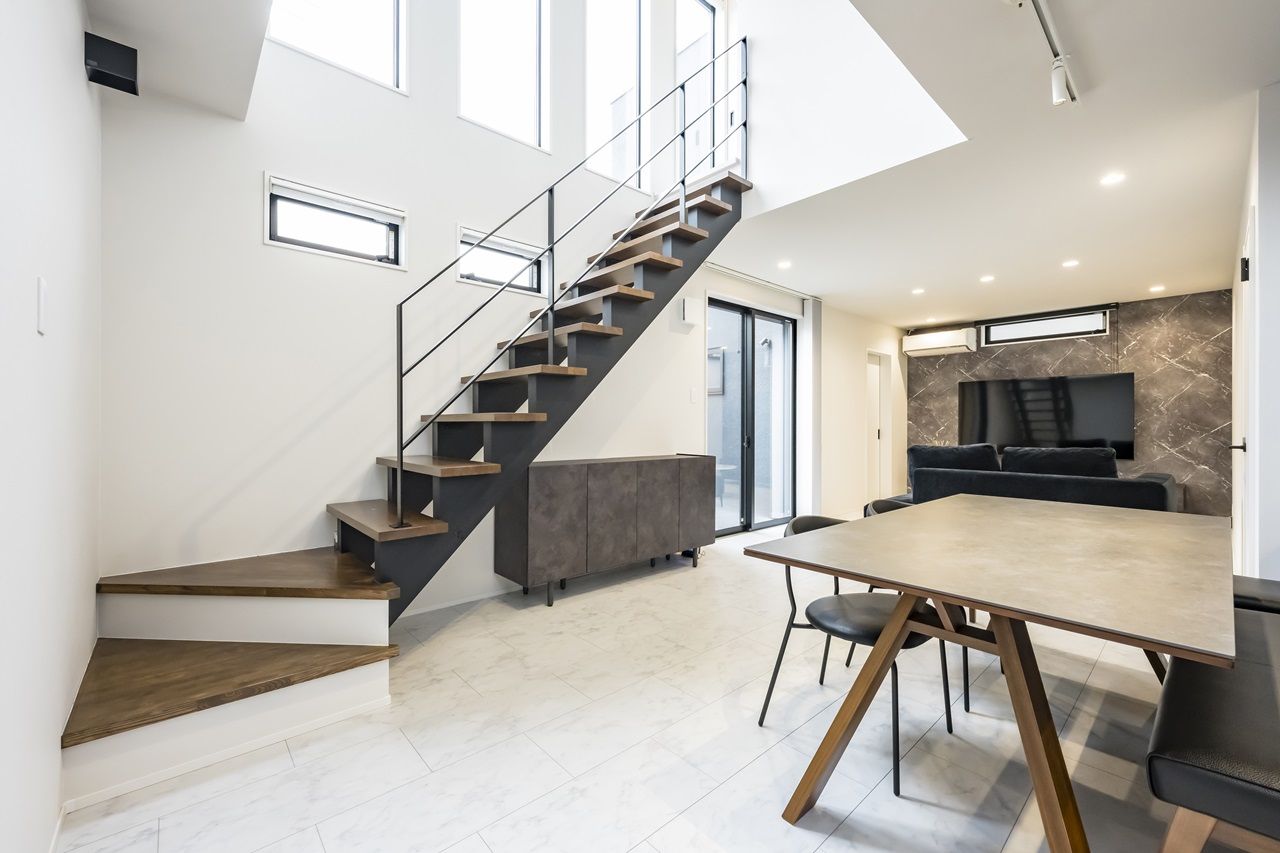 一級建築士事務所　ホームスタイリング 【4000万円台/36.6坪/間取り/吹き抜け/中庭/防音】みんなが趣味を楽しむシンプルモダンなホテルライクな家の建築実例画像2