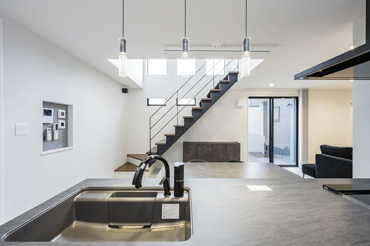 一級建築士事務所　ホームスタイリング 【4000万円台/36.6坪/間取り/吹き抜け/中庭/防音】みんなが趣味を楽しむシンプルモダンなホテルライクな家の建築実例画像3