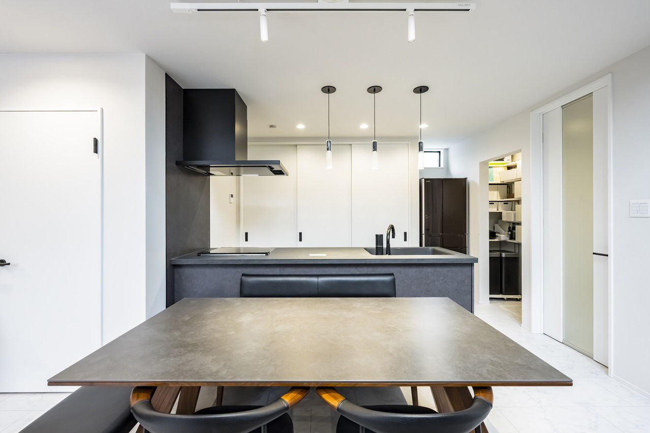 一級建築士事務所　ホームスタイリング 【4000万円台/36.6坪/間取り/吹き抜け/中庭/防音】みんなが趣味を楽しむシンプルモダンなホテルライクな家の建築実例画像4