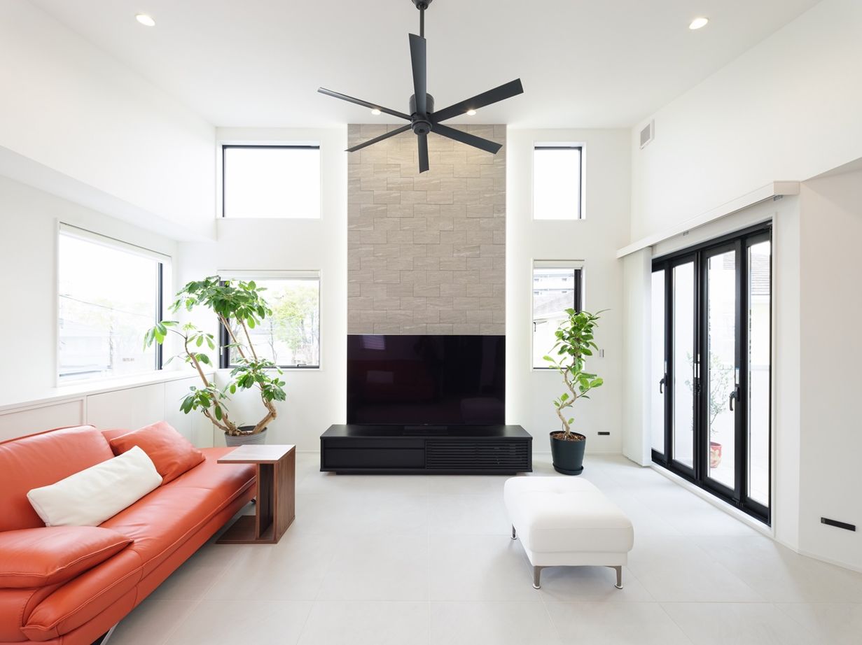 一級建築士事務所　ホームスタイリング 【51坪/間取り図有/2階リビング/吹き抜け】どこにいても明るく開放的。シンプルモダンなバリアフリーハウスの建築実例画像2