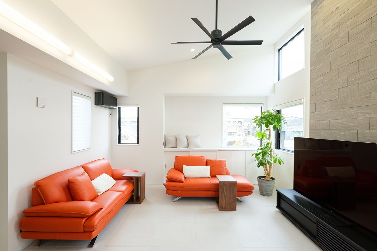 一級建築士事務所　ホームスタイリング 【51坪/間取り図有/2階リビング/吹き抜け】どこにいても明るく開放的。シンプルモダンなバリアフリーハウスの建築実例画像3