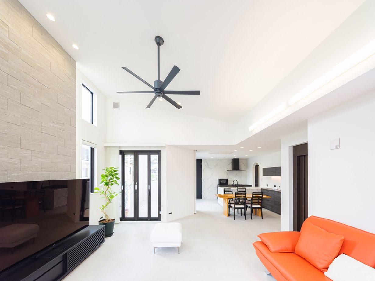 一級建築士事務所　ホームスタイリング 【51坪/間取り図有/2階リビング/吹き抜け】どこにいても明るく開放的。シンプルモダンなバリアフリーハウスの建築実例画像4