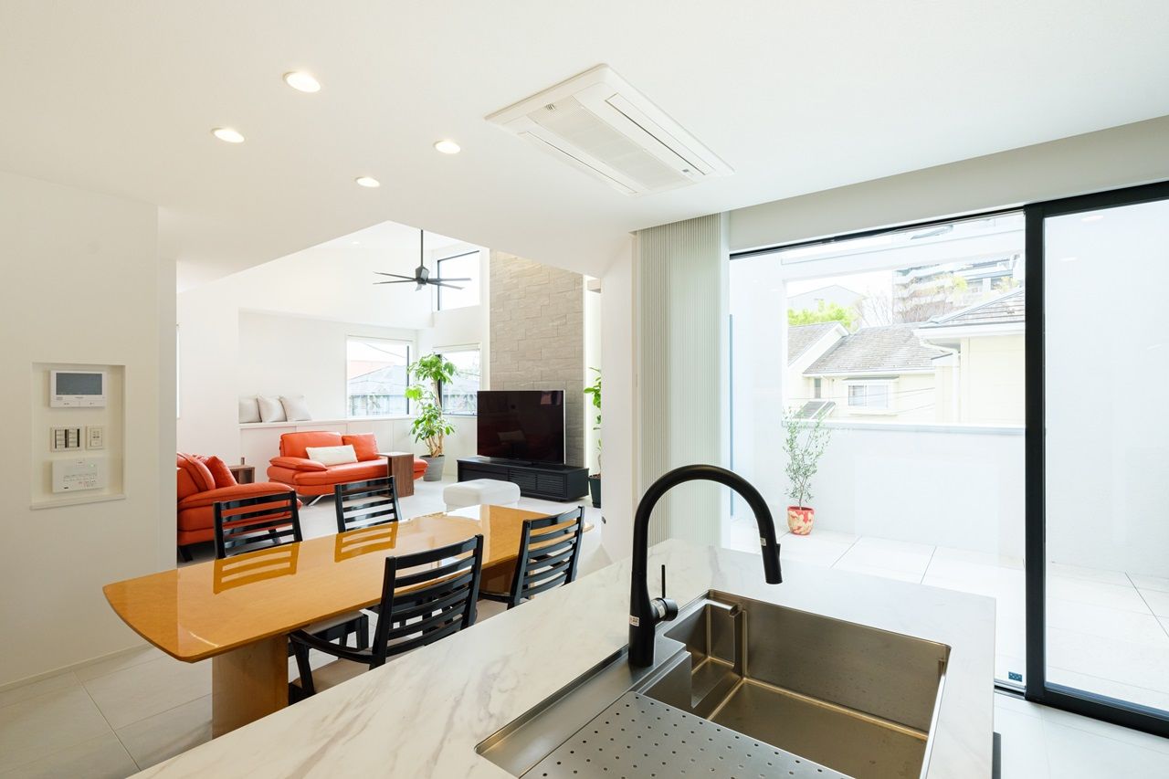 一級建築士事務所　ホームスタイリング 【51坪/間取り図有/2階リビング/吹き抜け】どこにいても明るく開放的。シンプルモダンなバリアフリーハウスの建築実例画像6