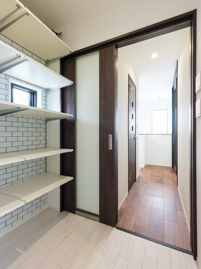 一級建築士事務所　ホームスタイリング 【51坪/間取り図有/2階リビング/吹き抜け】どこにいても明るく開放的。シンプルモダンなバリアフリーハウスの建築実例画像8