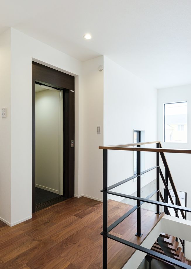 一級建築士事務所　ホームスタイリング 【51坪/間取り図有/2階リビング/吹き抜け】どこにいても明るく開放的。シンプルモダンなバリアフリーハウスの建築実例画像9