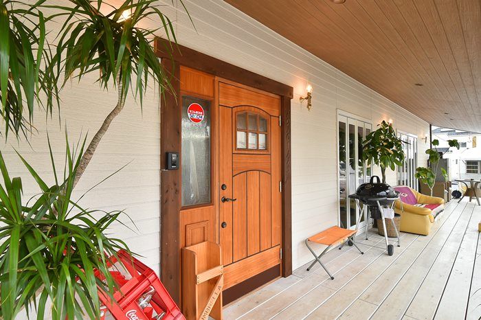 コグマホーム 【2000万円～2500万円台/ 30坪台/2階建て/アメリカンハウス】カバードポーチから庭を眺める店舗併用住宅の建築実例画像2