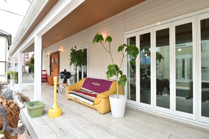 コグマホーム 【2000万円～2500万円台/ 30坪台/2階建て/アメリカンハウス】カバードポーチから庭を眺める店舗併用住宅の建築実例画像3