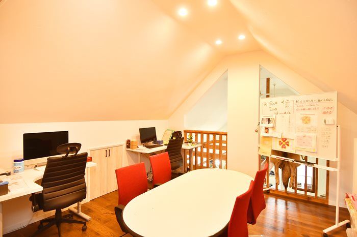 コグマホーム 【2000万円～2500万円台/ 30坪台/2階建て/アメリカンハウス】カバードポーチから庭を眺める店舗併用住宅の建築実例画像4