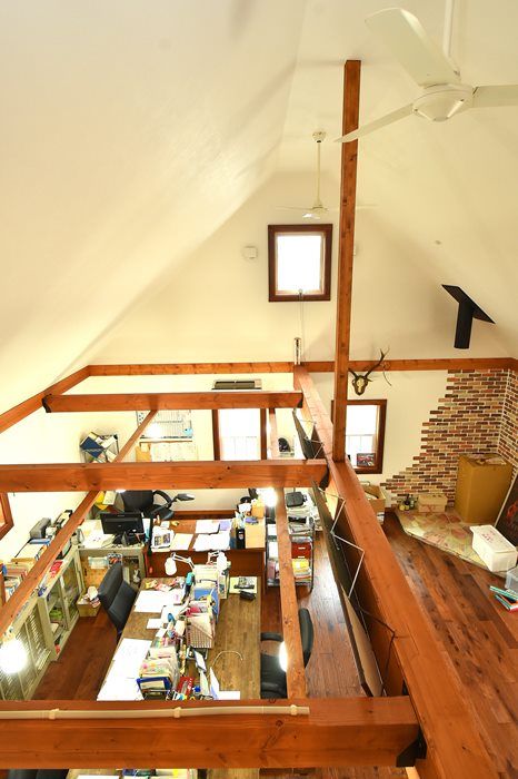 コグマホーム 【2000万円～2500万円台/ 30坪台/2階建て/アメリカンハウス】カバードポーチから庭を眺める店舗併用住宅の建築実例画像5