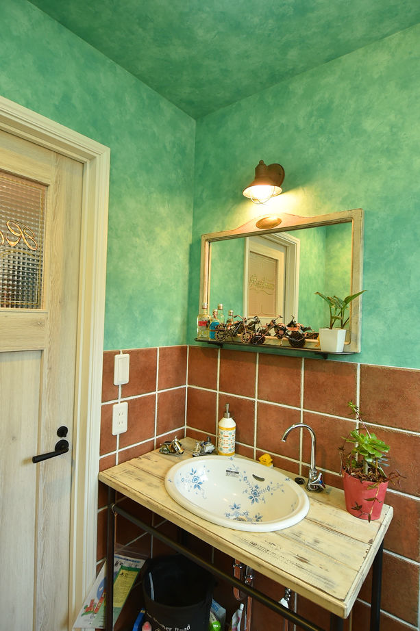 コグマホーム 【2000万円～2500万円台/ 30坪台/2階建て/アメリカンハウス】カバードポーチから庭を眺める店舗併用住宅の建築実例画像7