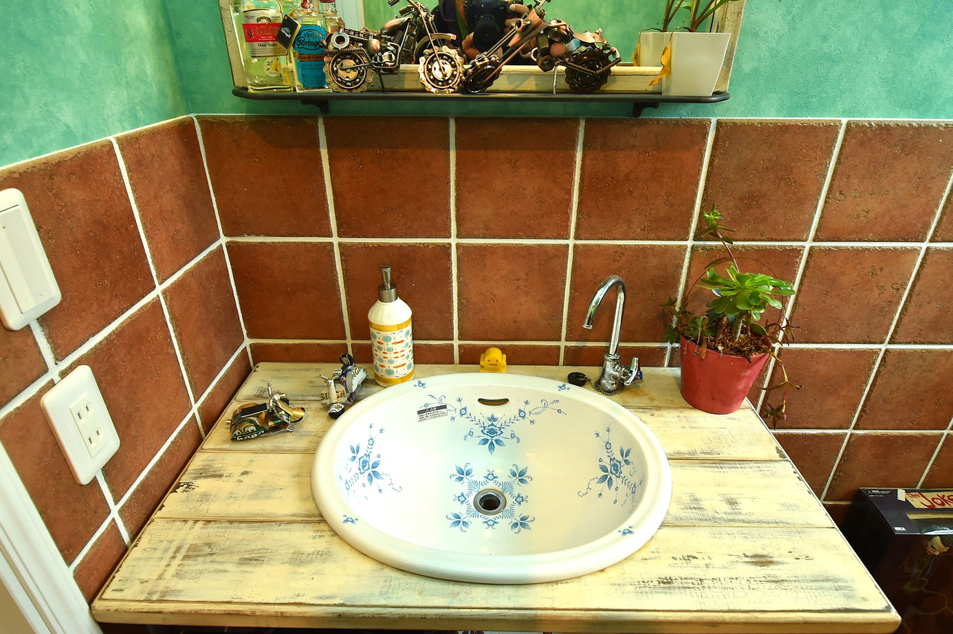 コグマホーム 【2000万円～2500万円台/ 30坪台/2階建て/アメリカンハウス】カバードポーチから庭を眺める店舗併用住宅の建築実例画像8