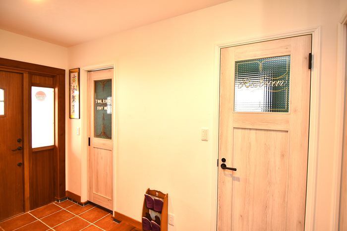 コグマホーム 【2000万円～2500万円台/ 30坪台/2階建て/アメリカンハウス】カバードポーチから庭を眺める店舗併用住宅の建築実例画像9