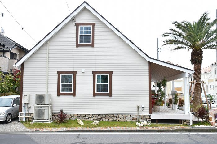 コグマホーム 【2000万円～2500万円台/ 30坪台/2階建て/アメリカンハウス】カバードポーチから庭を眺める店舗併用住宅の建築実例画像10