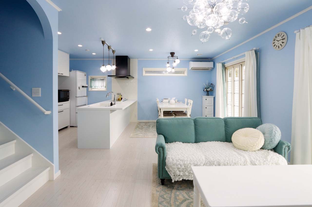 コグマホーム 外観・インテリアのデザインのかわいらしさが魅力。白×ブルーでまとめた、さわやかな快適空間を実現の建築実例画像2