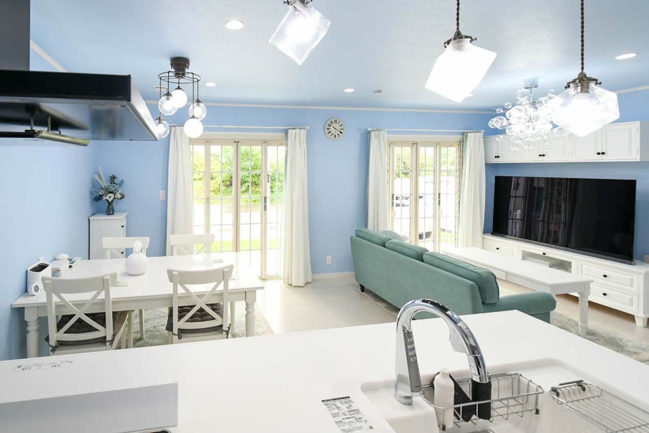 コグマホーム 外観・インテリアのデザインのかわいらしさが魅力。白×ブルーでまとめた、さわやかな快適空間を実現の建築実例画像3