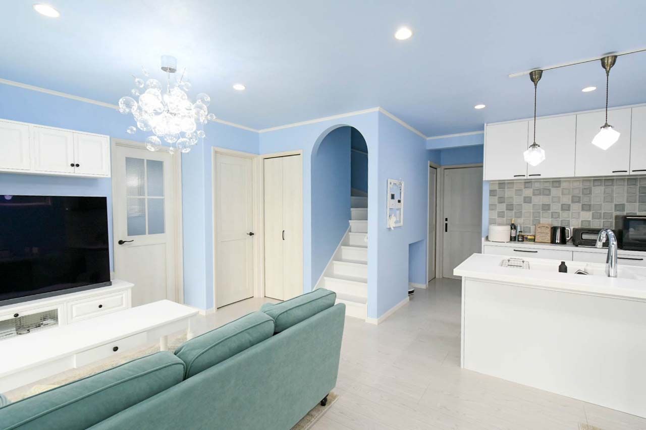 コグマホーム 外観・インテリアのデザインのかわいらしさが魅力。白×ブルーでまとめた、さわやかな快適空間を実現の建築実例画像5