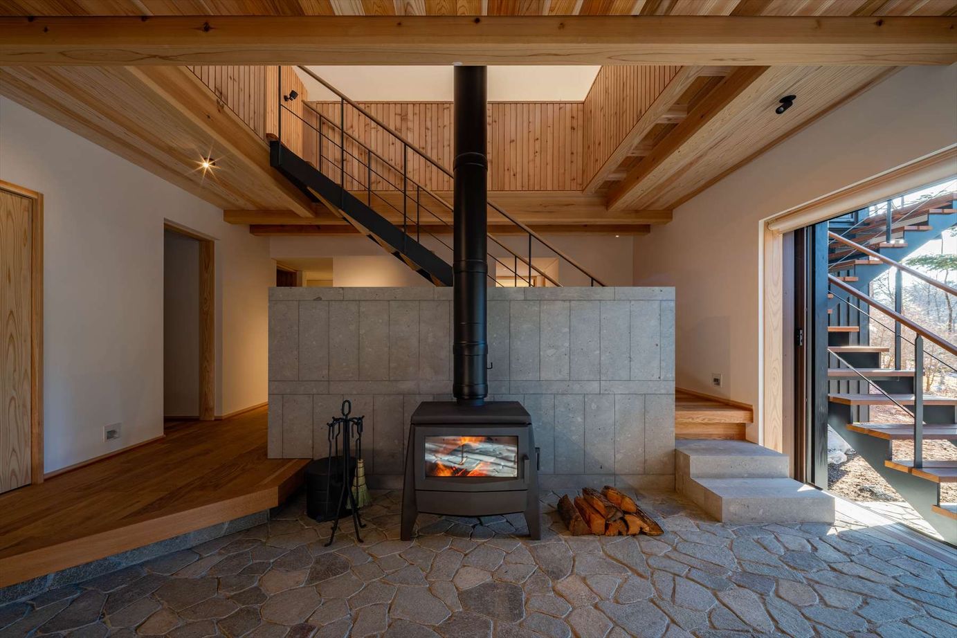 工房信州の家／フォレストコーポレーション 【3LDK・別荘・土間・薪ストーブ】最高の空間で非日常を楽しむ旧軽井沢の家の建築実例画像5