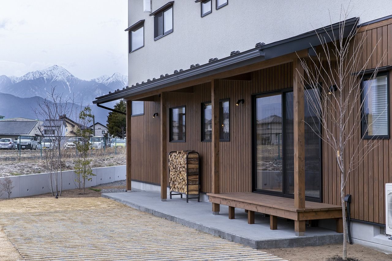 工房信州の家／フォレストコーポレーション 【3LDK・コの字型キッチン・薪ストーブ】陰影を楽しむ、Barのような住まいの建築実例画像2